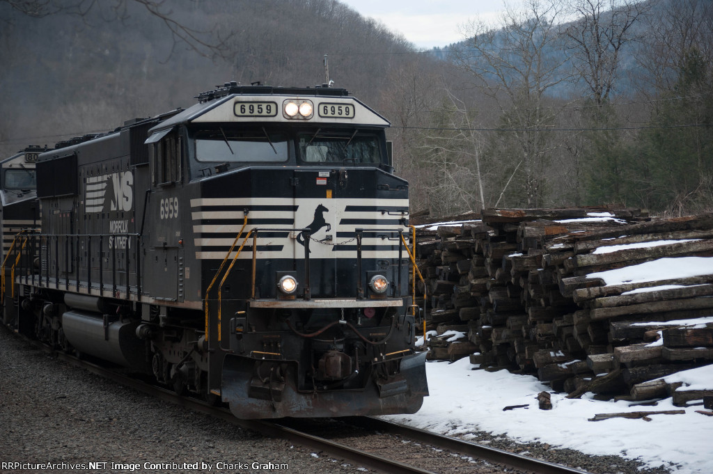 NS 6959 striking a pose before the tunnel.